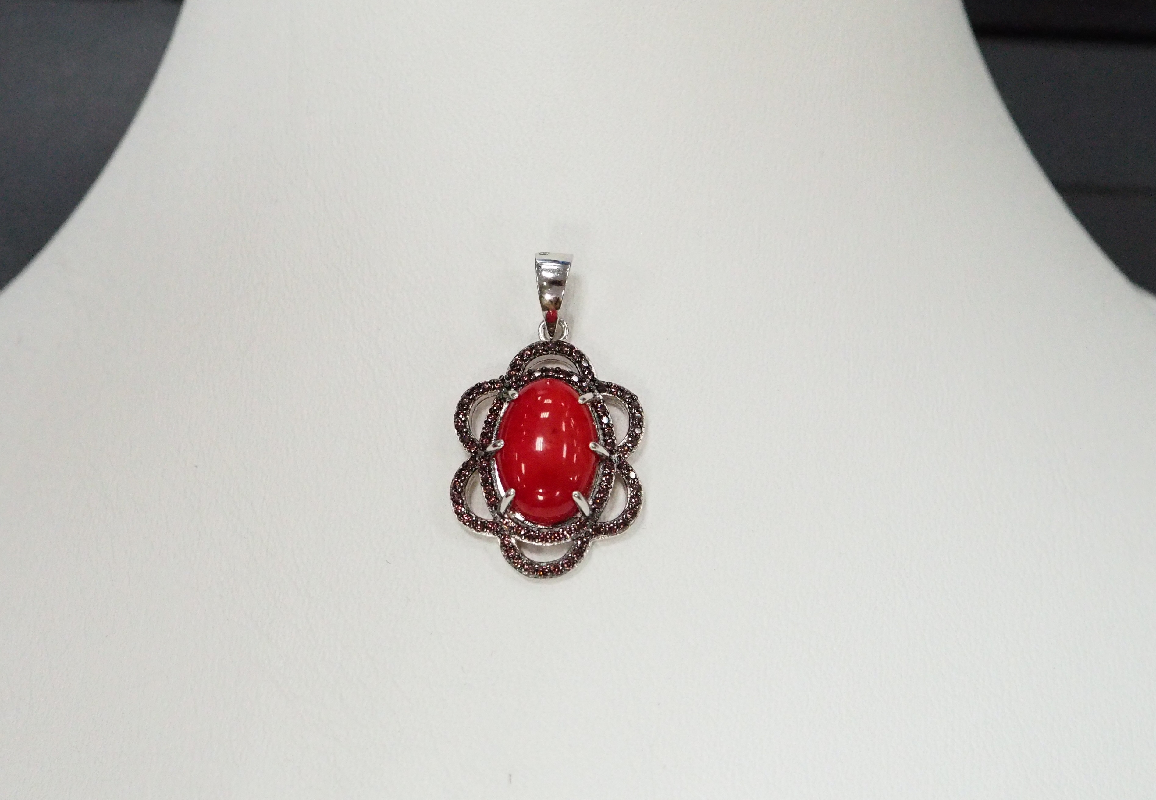 Серебряная подвеска с кораллом
